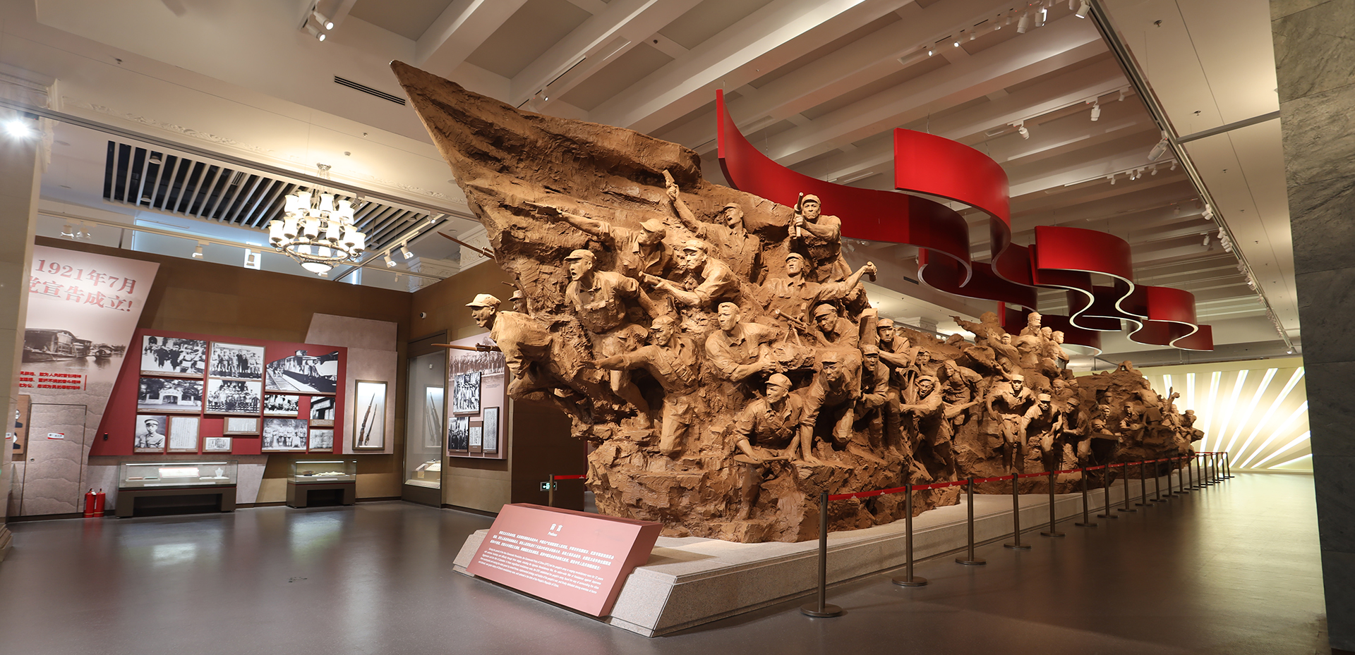 二楼革命序厅雕塑.JPG